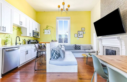East Riverside Apartment | Artsy Magazine St | Grand Balcony | Great Location