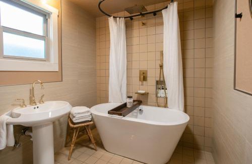Phoenix House | Artsy Mcm Guesthouse W Spa Soaking Tub