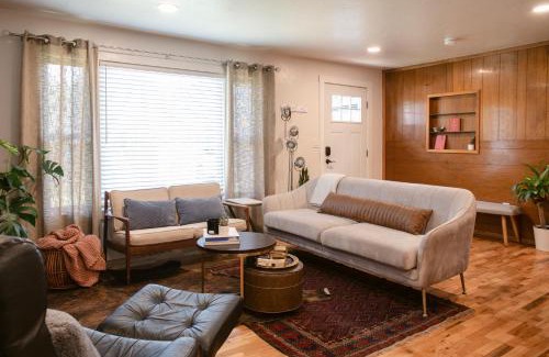 Phoenix House | Artsy Mcm Guesthouse W Spa Soaking Tub
