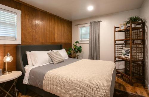 Phoenix House | Artsy Mcm Guesthouse W Spa Soaking Tub