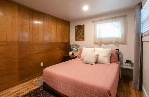 Phoenix House | Artsy Mcm Guesthouse W Spa Soaking Tub