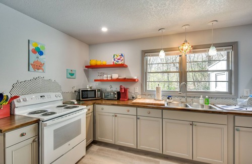 Otto Apartment | Artsy Otto Cottage w/Porch & Rocking Chairs!