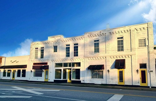 Cowan House | Artsy pet-friendly queen room/historic railroad inn
