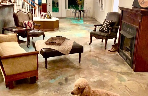 Cowan House | Artsy pet-friendly queen room/historic railroad inn