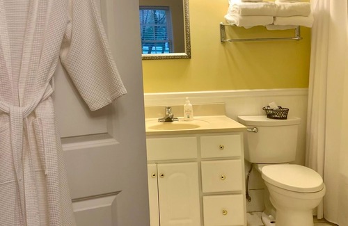 Cowan House | Artsy pet-friendly queen room/historic railroad inn