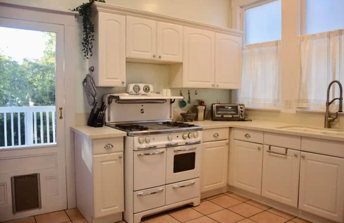 Sacramento House | Artsy Victorian by Downtown 3B2B w/Parking & Wifi