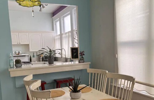 Sacramento House | Artsy Victorian by Downtown 3B2B w/Parking & Wifi