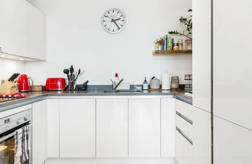 Bromley North Apartment | Arty 1BD with City Views, Stratford