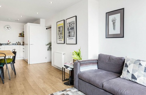 Bromley North Apartment | Arty 1BD with City Views, Stratford