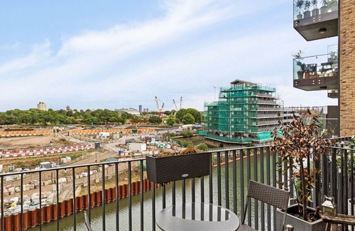 Bromley North Apartment | Arty 1BD with City Views, Stratford