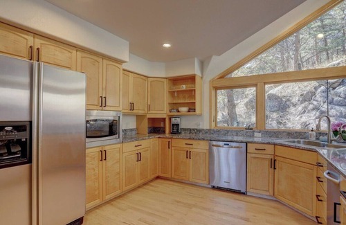 Boulder House | As Seen On TV: Boulder Mountain Retreat - 6 Bedroom, Walkable to Pearl, 2 acres