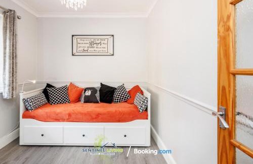 Ascot House | Ascot 4BR Perfect Summer Home by Sentinel Living Short Lets & Serviced Accommodation With Free Parking