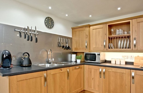 Maenporth Cottage | Ash Barn - a cottage that sleeps 5 guests in 2 bedrooms