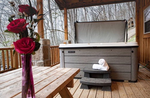 South Bloomingville Cabin | Ash Cave Cabin by The Inn & Spa at Cedar Falls