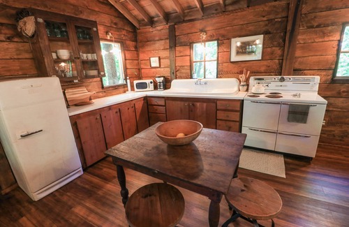 Leicester House | Asheville Mountain Cabin - SuperHost