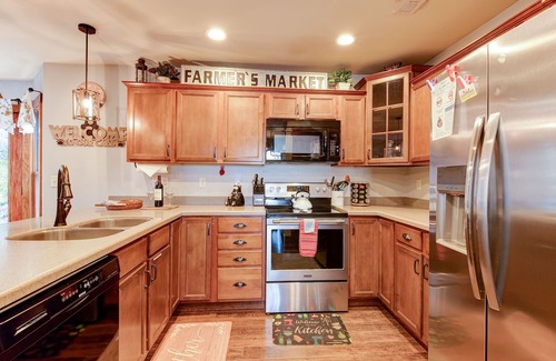 Fletcher Cabin | Asheville Mtn Side Cabin: Large Porch-Hot Tub-Trail-2 Streams-7 Wooded Acres!
