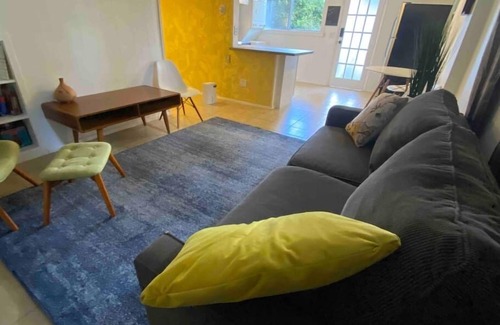 Kenilworth Apartment | Asheville Suite. Five minutes to downtown. Fast WiFi. Off Street Parking