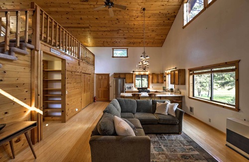 Ashland Cabin | Ashland Cabin on 170 Acres w/Mtn Views & Sauna!