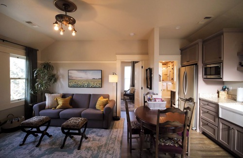 Siskiyou-Hargadine Historic District Apartment | Ashland Group Retreat! The RedTail Inn offers 3 full suites within one booking, sleeping up to 12. Great location for the Shakespeare Festival. Ample space for your large family or friend group.