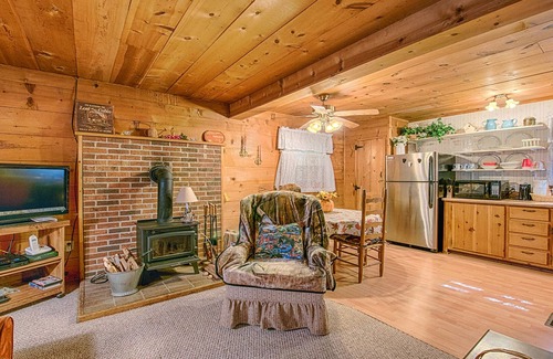 Waynesville House | ASK ABOUT NOV DISCOUNTS! Enjoy the Peaceful Setting at "Rustic Charm" w/hot tub