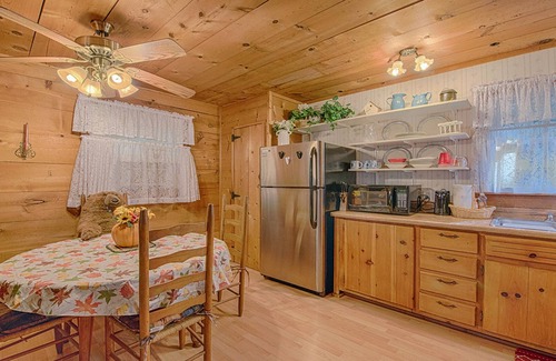 Waynesville House | ASK ABOUT NOV DISCOUNTS! Enjoy the Peaceful Setting at "Rustic Charm" w/hot tub