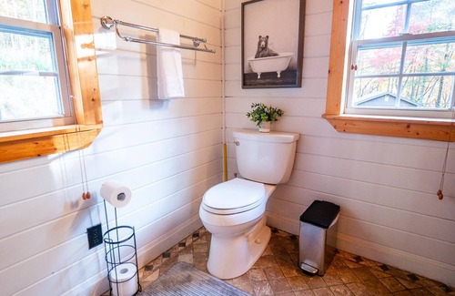 Cherry Log Cabin | Aska Dream Cabin: Private Hot Tub, Day Bed, 80" Projector, Upgraded Finishes