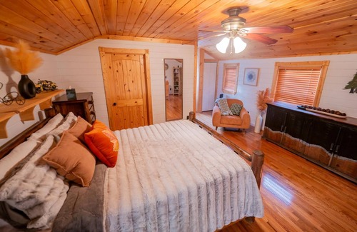 Cherry Log Cabin | Aska Dream Cabin: Private Hot Tub, Day Bed, 80" Projector, Upgraded Finishes