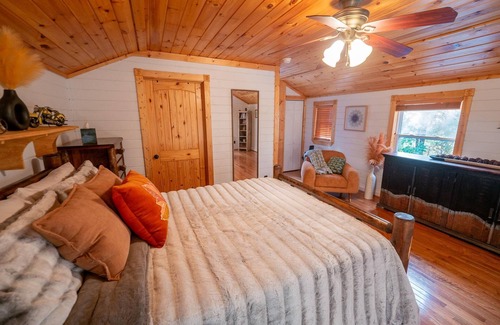 Cherry Log Cabin | Aska Dream Cabin: Private Hot Tub, Day Bed, 80" Projector, Upgraded Finishes