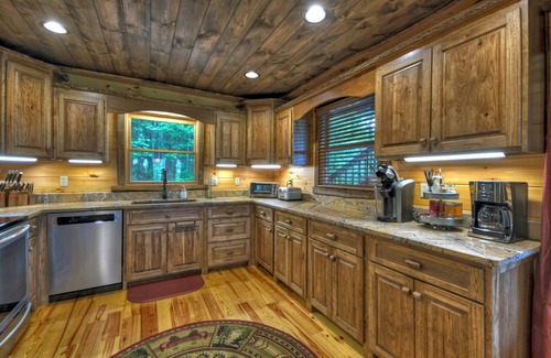 Raccoon Ridge Cabin | Aska Ridge Lodge | Hot Tub | MTN Views | Pool Table |