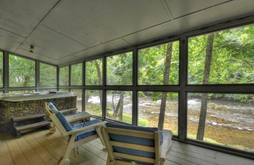 Dial Villa | Aska River House - Riverside relaxation and all the comforts of home