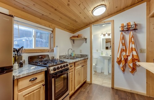 Lyons Cabin | Aspen Cabin-HOT TUB! *Fireplace* RMNP!