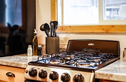 Lyons Cabin | Aspen Cabin-HOT TUB! *Fireplace* RMNP!