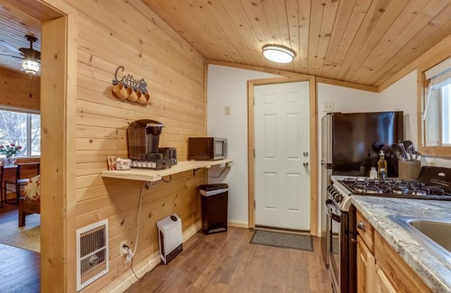 Lyons Cabin | Aspen Cabin-HOT TUB! *Fireplace* RMNP!