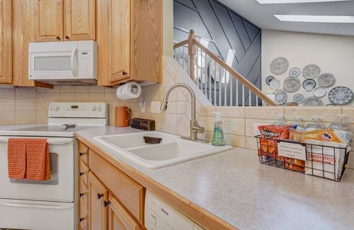 Northwest Colorado Springs House | Aspen Glen! Dog Friendly w Nintendo & Firepit!