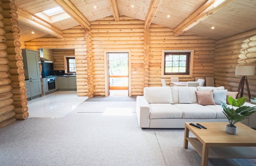 Morpeth Apartment | Aspen Lodge - Spacious Lodge - Hot Tub!