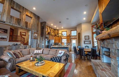 Sundance Cabin | Aspen Springs Hot Tub Pool Table 5 minutes to Sundance Resort Mountain Cabins Utah