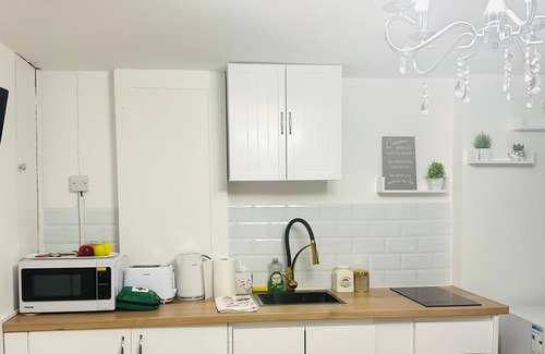 London Borough of Bromley Apartment | Aspen Suite - Cozy Studio Apartment in Greater London