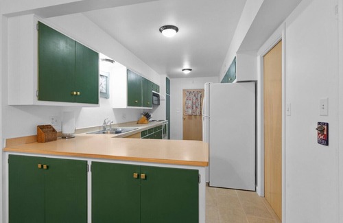 Green Bay House | Astor Park style 2 BR - Backyard to Hospitals!