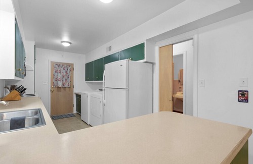 Green Bay House | Astor Park style 2 BR - Backyard to Hospitals!