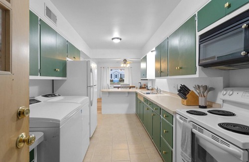 Green Bay House | Astor Park style 2 BR - Backyard to Hospitals!