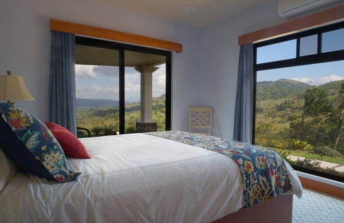 Tronadora Villa | Astounding Views of Lake and Volcano - Viento Loco