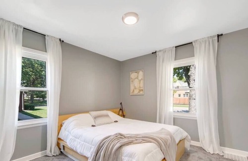 St. Louis Park House | Astounding π The City's Best Home - Sleeps 10