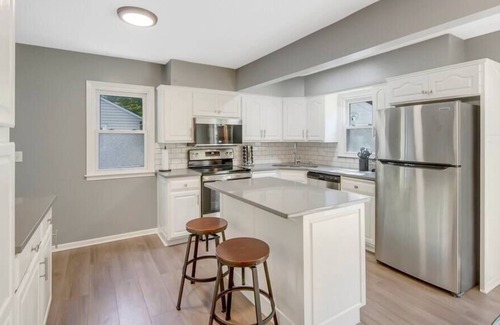 St. Louis Park House | Astounding π The City's Best Home - Sleeps 10