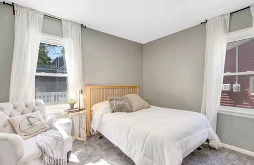 St. Louis Park House | Astounding π The City's Best Home - Sleeps 10