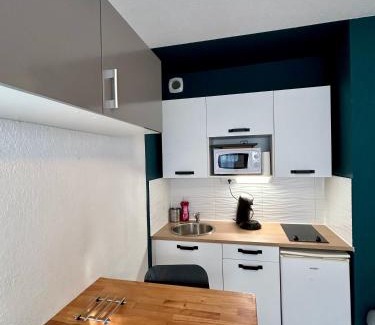 Carnon-Plage Apartment | AStudio Lumineux à la plage, situation idéale commerces, bateaux ,restaurant à 20 m , Plage à 50 m, idéal pour un séjour reposant