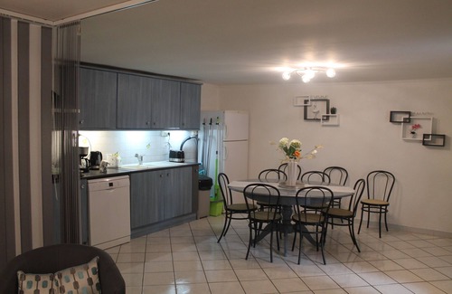 Robion House | AT THE FOOT OF THE LUBERON, LARGE SWIMMING POOL, SUPERBLY EQUIPPED,