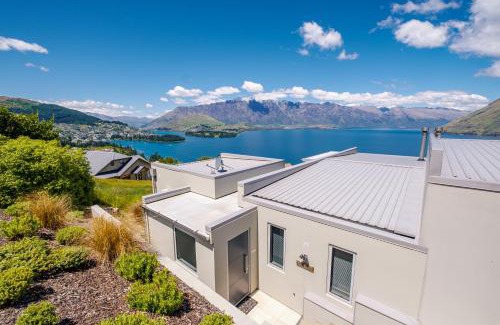 Fernhill House | Ataahua - Lake and Mountain Views with a Hot Tub