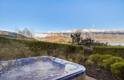 Fernhill House | Ataahua - Lake and Mountain Views with a Hot Tub