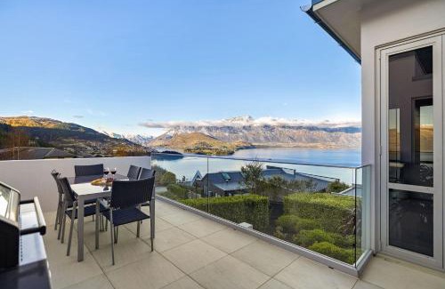Fernhill House | Ataahua - Lake and Mountain Views with a Hot Tub