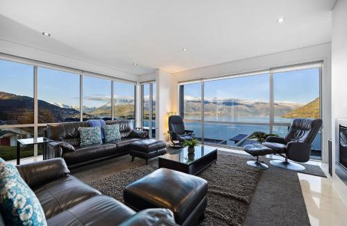 Fernhill House | Ataahua - Lake and Mountain Views with a Hot Tub